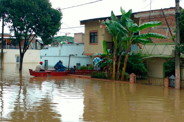 Más de mil familias en Cali navegan en sus casas y calles por creciente del río Cauca  
