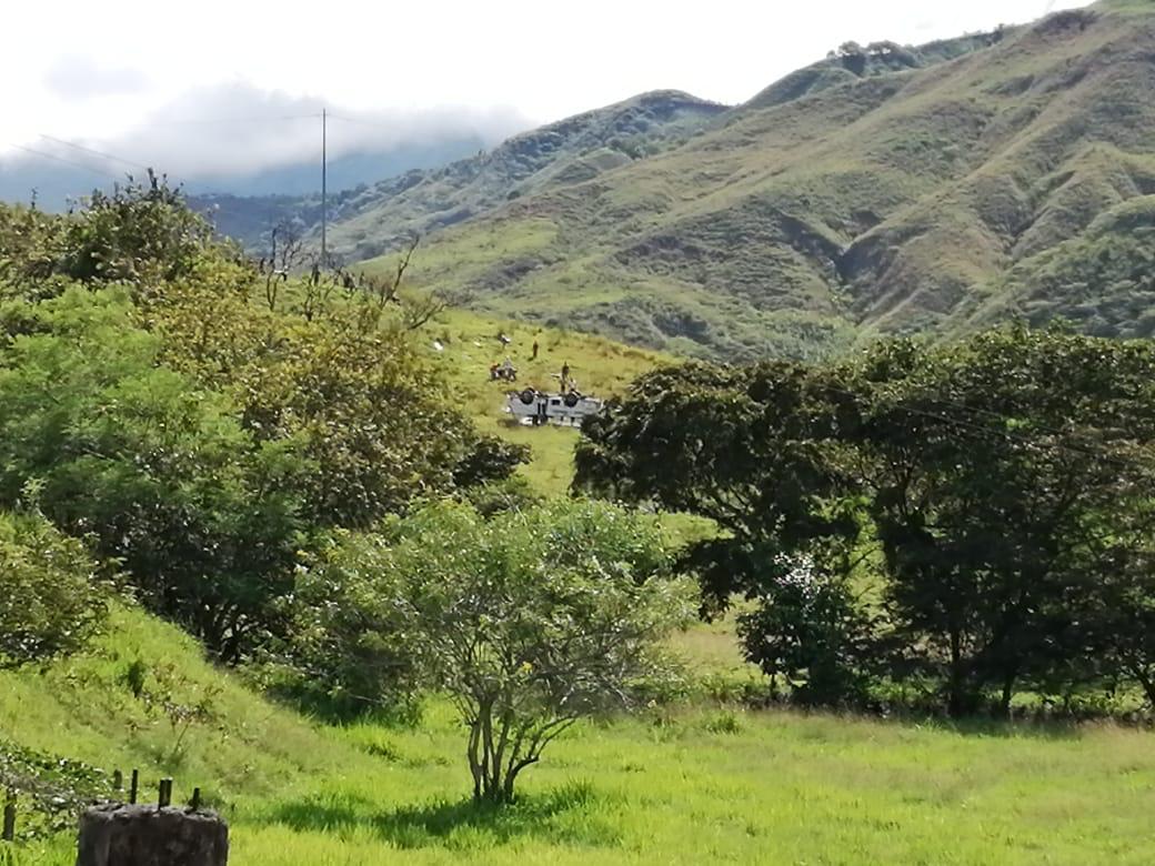 Un bus de pasajeros sufrió un accidente en la vía Panamericana entre Rosas y Timbío, Cauca.   Bomberos reportan de manera preliminar 3 fallecidos y 10 heridos