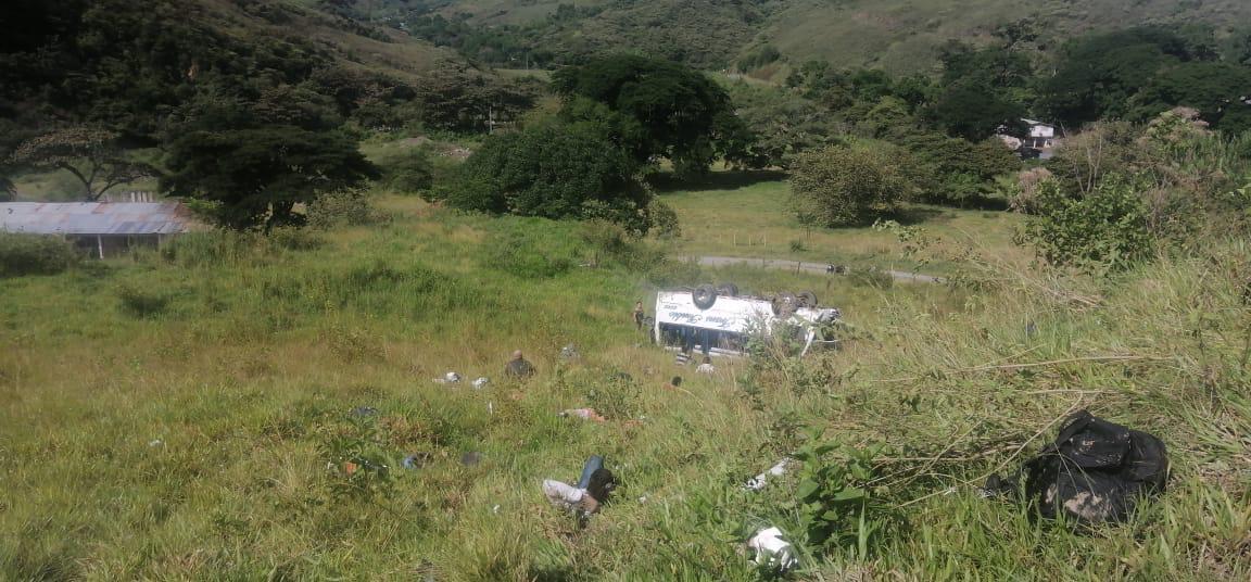 Un bus de pasajeros sufrió un accidente en la vía Panamericana entre Rosas y Timbío, Cauca.   Bomberos reportan de manera preliminar 3 fallecidos y 10 heridos