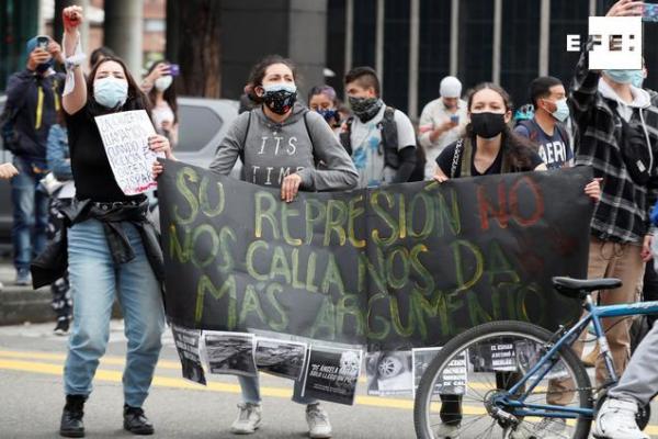 La tensión reina en las calles de Colombia, donde persisten las protestas contra el Gobierno mientras crece el clamor al presidente Iván Duque para que abra un diálogo nacional y terminen los desórdenes y la violencia policial