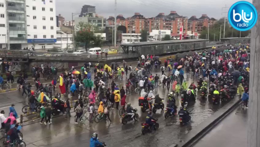 More than 2,000 people are protesting at this time on the Autopista Norte, on Calle 100 in Bogotá. The road in the south-north direction is blocked 