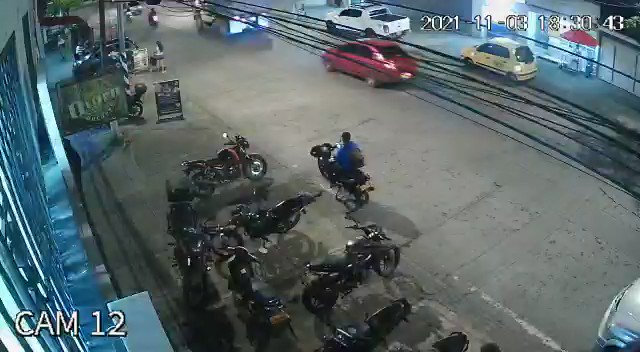 En el barrio Santa Elena de la ciudad de Cali dos delincuentes con un arma de fuego intentaron robar una motocicleta, pero la comunidad reaccionó con disparos contra los ladrones quienes escaparon.