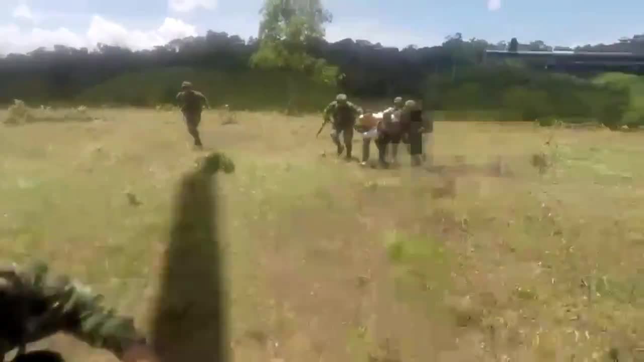 Département d'Antioquia, Colombie : Le @COL_EJERCITO a mené avec succès une opération de capture d'un individu suspecté d'être lié à l'ELN. L'opération a été menée à bord d'un UH-60L Black Hawk (EJC-2146) pour se déplacer rapidement dans la zone ciblée