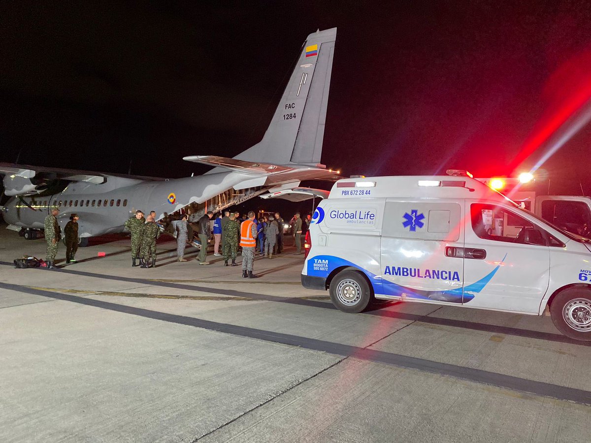 Un transfert d'urgence massif a été effectué sur l'avion C-295 de votre @FuerzaAereaCol, d'Arauca à Bogotá, transportant 16 blessés de l'attaque terroriste contre les troupes de notre @COL_EJERCITO