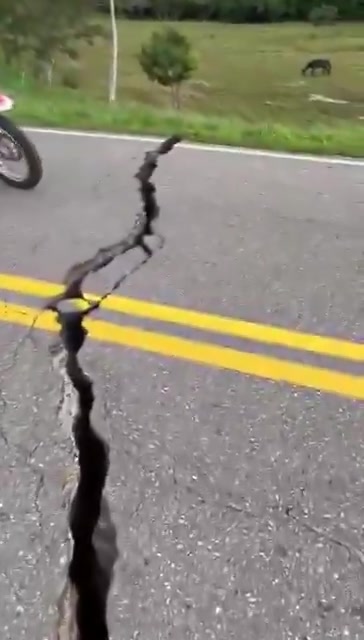 Due to today’s magnitude 6.3 earthquake in Colombia, damage has been reported to the road network between Villavicencio and Yopal. Authorities are warning of possible subsidence and cracks that could disrupt traffic