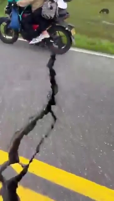 Due to today’s magnitude 6.3 earthquake in Colombia, damage has been reported to the road network between Villavicencio and Yopal. Authorities are warning of possible subsidence and cracks that could disrupt traffic