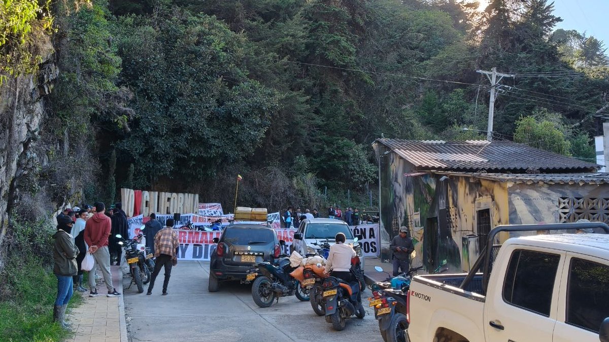 At this hour, California residents and miners are blocking the road to Bucaramanga in protest against the National Government. They claim they will not allow entry to officials from the Colombian Geological Survey who are supposed to conduct an inspection of the gold mines in the area.