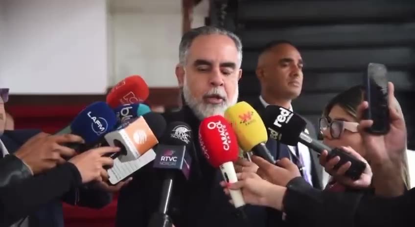 Minister Armando Benedetti (@AABenedetti) announced that more US visa waivers will come from government officials in solidarity with President Gustavo Petro.
