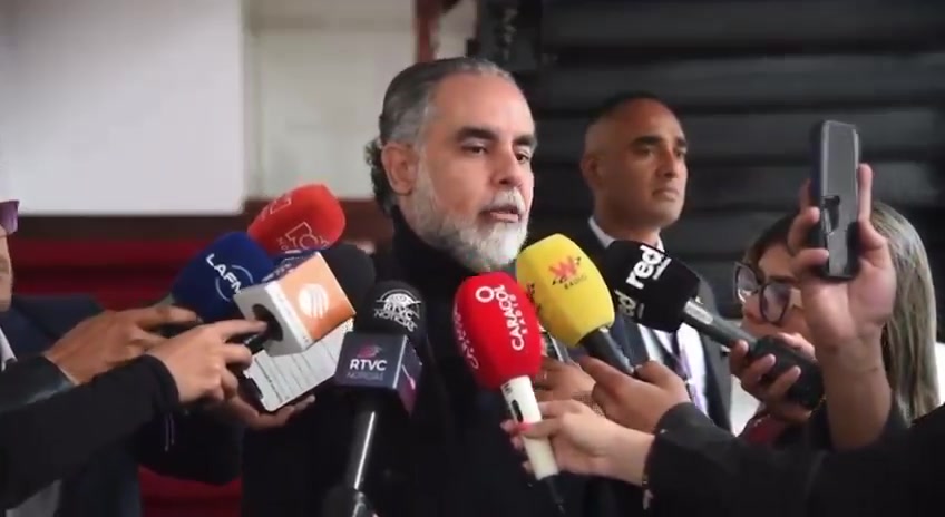 Minister Armando Benedetti (@AABenedetti) announced that more US visa waivers will come from government officials in solidarity with President Gustavo Petro.