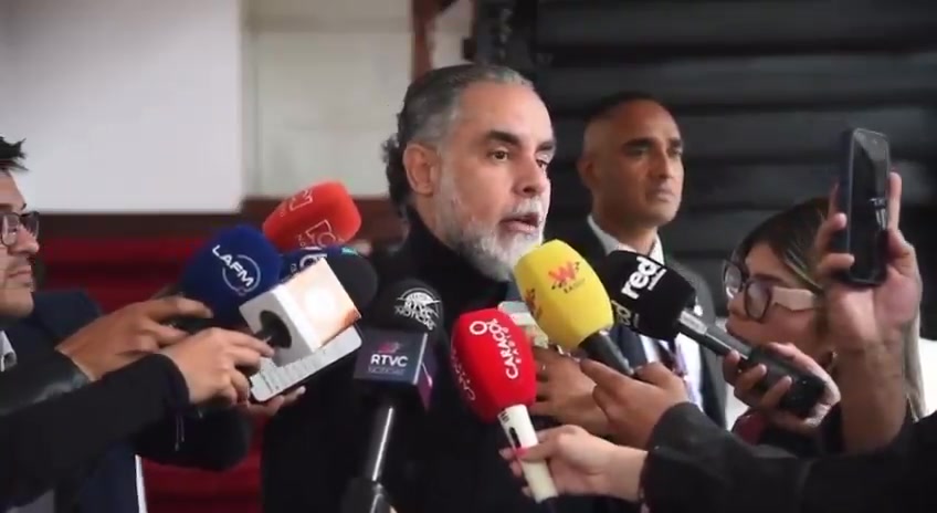 Minister Armando Benedetti (@AABenedetti) announced that more US visa waivers will come from government officials in solidarity with President Gustavo Petro.