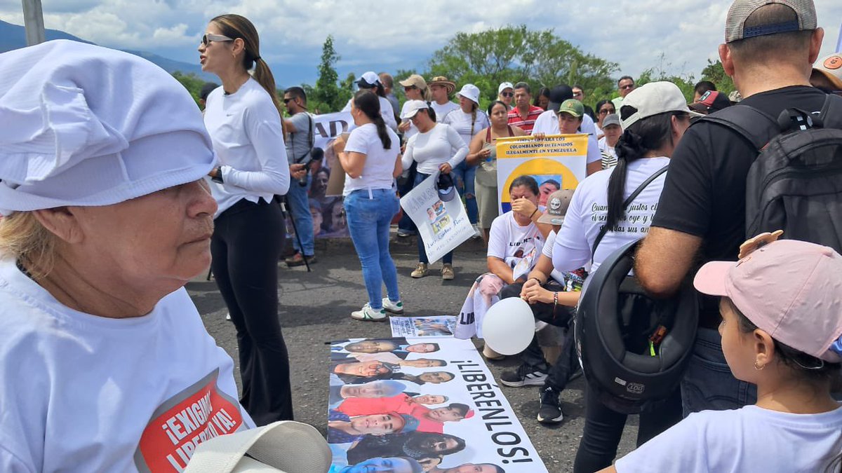 Relatives of Colombian political prisoners in Venezuela close the Simón Bolívar international border bridge in Cúcuta in protest of arbitrary detentions by the Venezuelan dictatorship. They demand information from the regime and their immediate release.