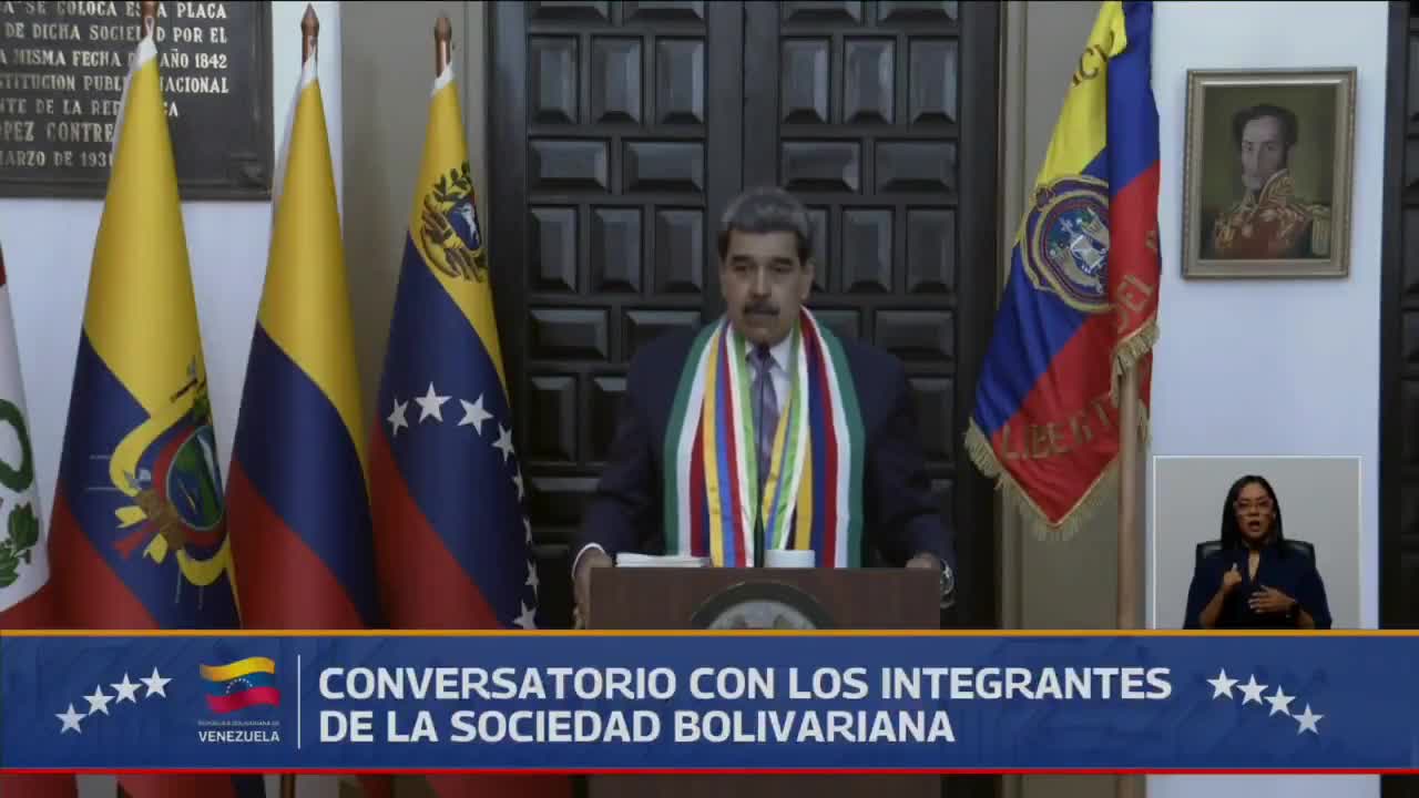 Der venezolanische Präsident Maduro fordert eine „vollkommene Union mit dem kolumbianischen Militär zur Verteidigung der Souveränität seines Landes. Dieser Schritt erfolgt vor dem Hintergrund des US-Einsatzes in der Karibik unter dem Vorwand der Drogenbekämpfung. Maduro prangert eine „kriegstreiberische und kolonialistische Agenda des von Donald Trump regierten Landes an, der eine vollständige Blockade venezolanischer Öltanker angeordnet hat. Trotzdem erklärte der Chavista-Präsident, der Handel mit venezolanischem Öl werde fortgesetzt.