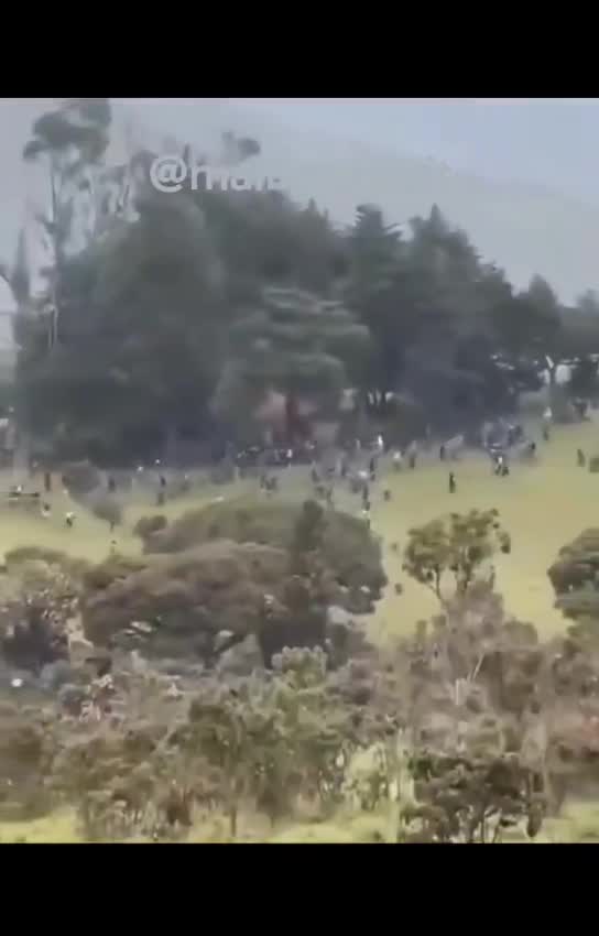 Six dead and more than 100 injured after a brutal clash between the Misak and Nasa communities in Cauca. It began with stones and machetes, ended with firearms, burned houses, and the murder of a Misak leader. All because of an ancestral land dispute. The government thought it could resolve centuries of conflict with a decree handing the land over to the Nasa. The Misak rejected it, and the violence erupted.