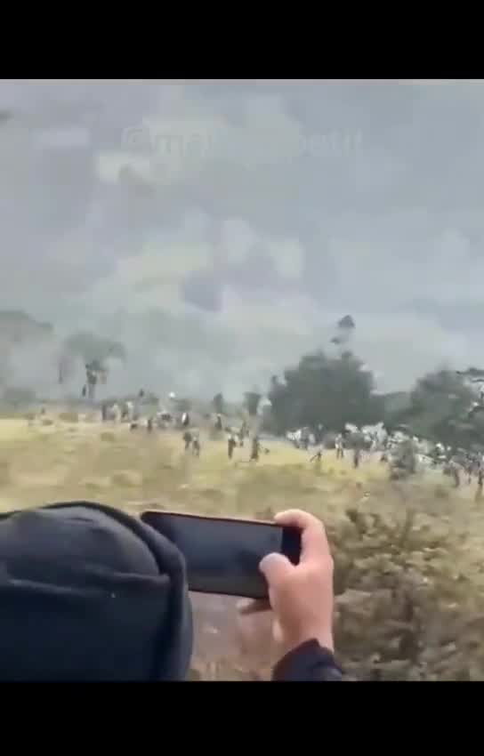 Six dead and more than 100 injured after a brutal clash between the Misak and Nasa communities in Cauca. It began with stones and machetes, ended with firearms, burned houses, and the murder of a Misak leader. All because of an ancestral land dispute. The government thought it could resolve centuries of conflict with a decree handing the land over to the Nasa. The Misak rejected it, and the violence erupted.