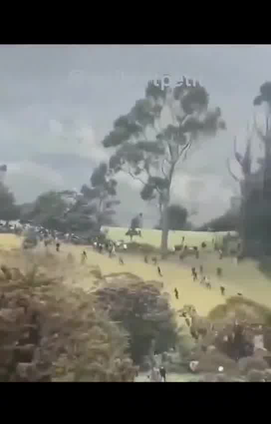 Six dead and more than 100 injured after a brutal clash between the Misak and Nasa communities in Cauca. It began with stones and machetes, ended with firearms, burned houses, and the murder of a Misak leader. All because of an ancestral land dispute. The government thought it could resolve centuries of conflict with a decree handing the land over to the Nasa. The Misak rejected it, and the violence erupted.