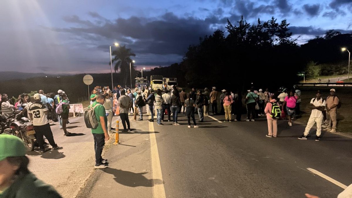 The Tuluá – Andalucía route is blocked by Afro communities from Valle del Cauca. They are demanding the allocation of land and protesting the National Government's failure to comply with agreements